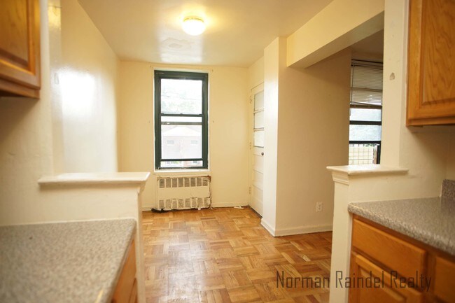Building Photo - 1545 Rhinelander Ave