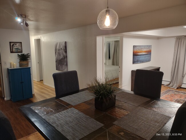 Área de comedor - 3200 Old Muldoon Rd