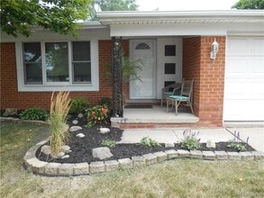 Building Photo - 1440 W Elmwood Ave