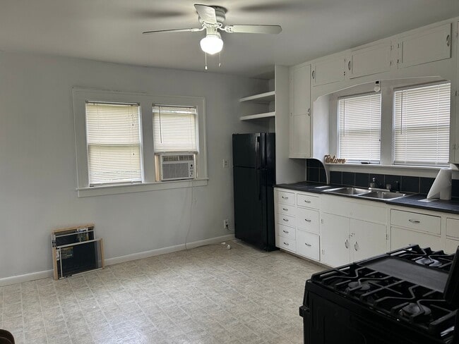 Building Photo - 2077 E Boatfield Ave