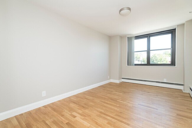 Foto del edificio - Pet Friendly Hi-Rise!  Gas Heat & HW Inc w...