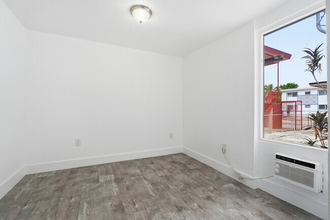 Foto del edificio - 8430 Crespi Blvd
