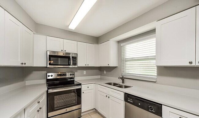 Foto del edificio - 19118 Holly Rd