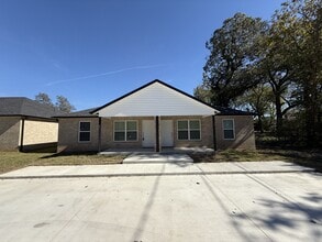 Building Photo - 220 N Johnston Ave