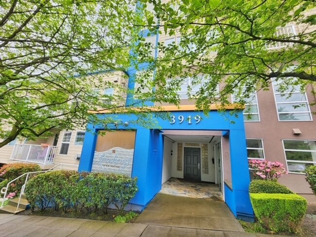 Building Photo - Spacious 1 Bed 1 Bath + Den Condo - Seattle