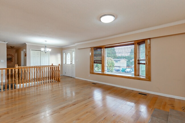 Building Photo - 2086 Majestic Crescent