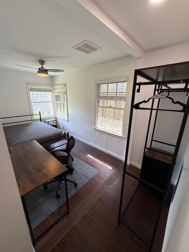 Room 4 - 3439 Wentworth St