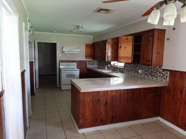 Building Photo - 5 Bedroom House in a great Neighborhood!