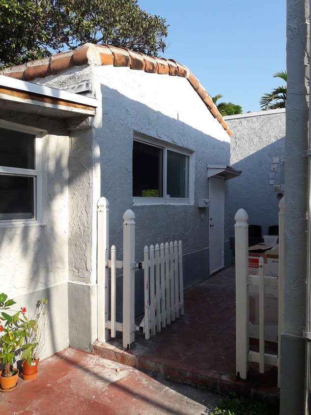 Primary Photo - 828 Alberca St