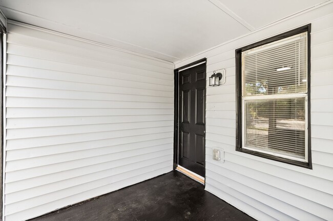 Building Photo - Cute 2bdrm/1bath home with a bonus room $995.00 ** Section 8 OK ** Ready June 1st