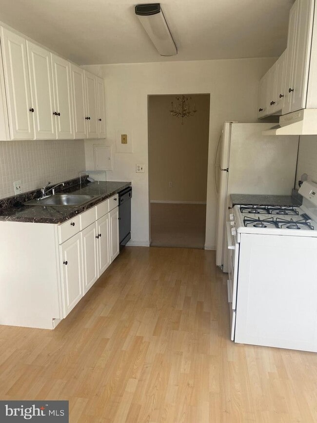 Building Photo - 868 College Pkwy