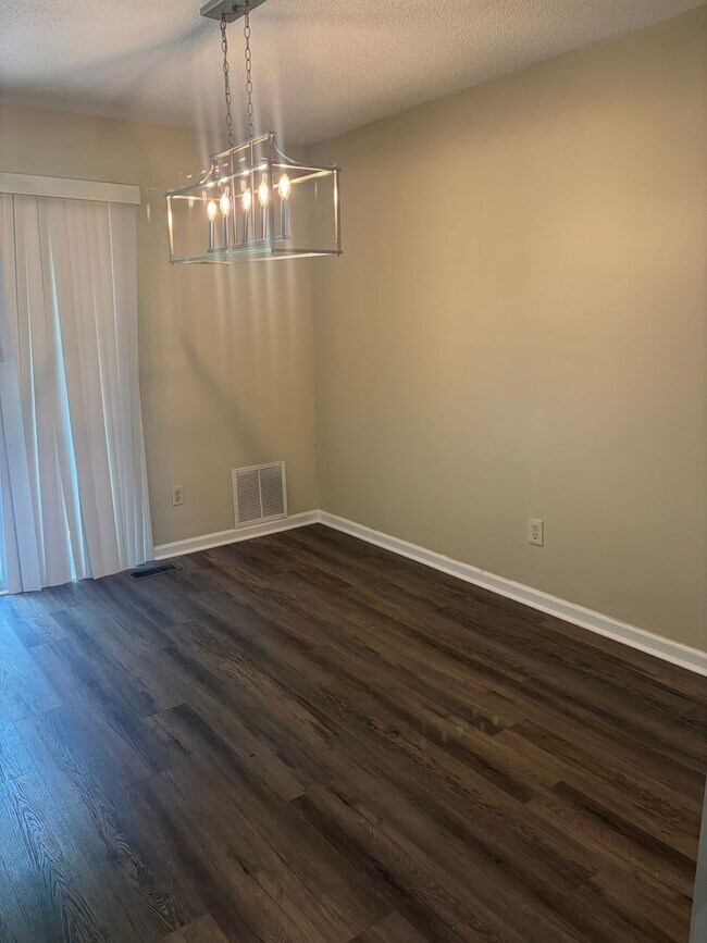 Building Photo - Stepless Townhome
