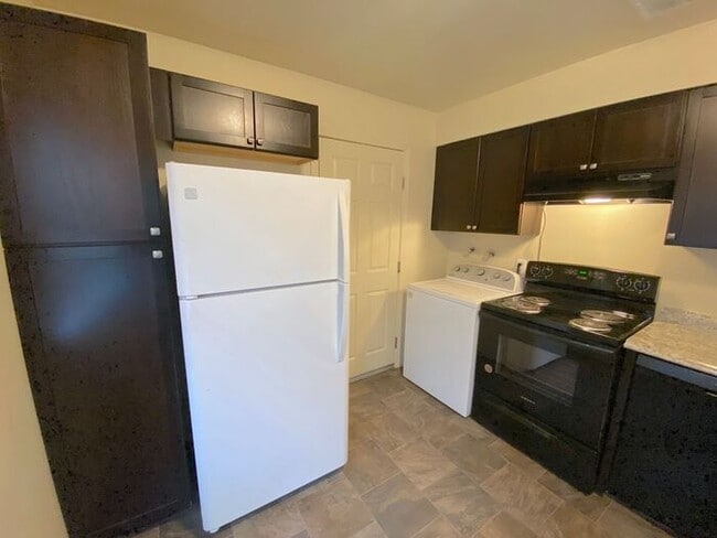 Building Photo - Reno Duplex - 1 Small Pet Friendly, Garage, Dishwasher, Washer/Dryer Inside Unit