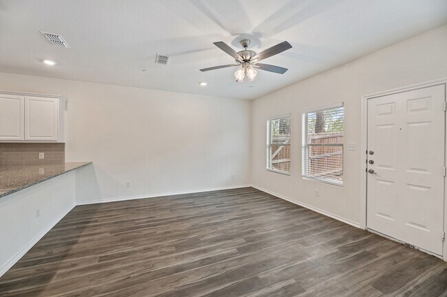 Foto del edificio - AVAILABLE NOW! 3 BEDROOM TRIPLEX LOCATED IN BONHAM, TEXAS!