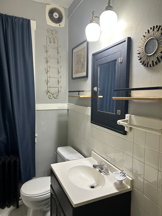 Foto del edificio - 2723-1 Brentwood Ave