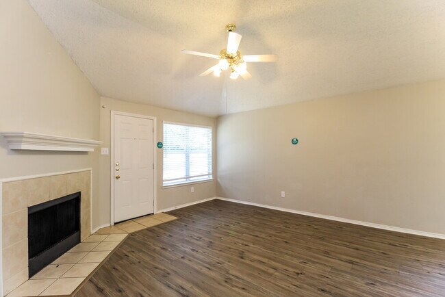 Building Photo - 833 Beaver Creek Dr