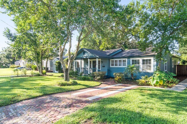 Building Photo - Super cute three bedroom two bathroom bung...
