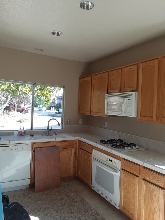 Building Photo - 612 Cascade Dr