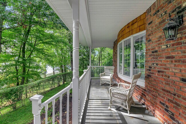 Foto del edificio - 451 River Rd