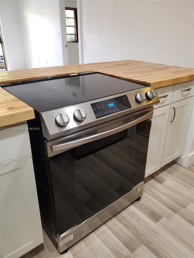 Foto del edificio - 3181 SW 13th St