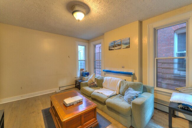 Foto del edificio - 22 Lynwood Pl