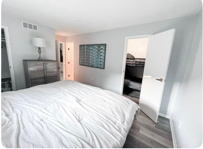 Foto del edificio - 4215 E Bay Dr