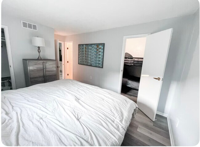 Building Photo - 4215 E Bay Dr