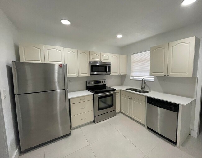 Building Photo - 930 Benevento Ave