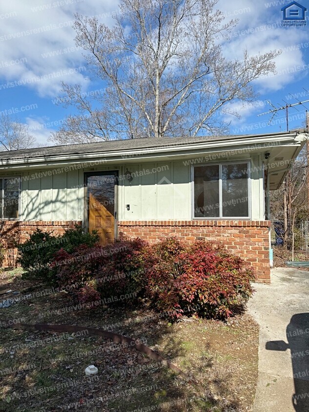 Foto principal - Expansive 4 bedroom Home