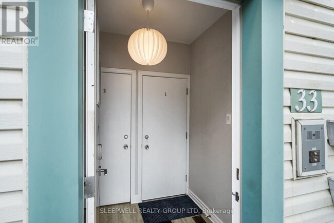 Building Photo - 33 Pinhey St