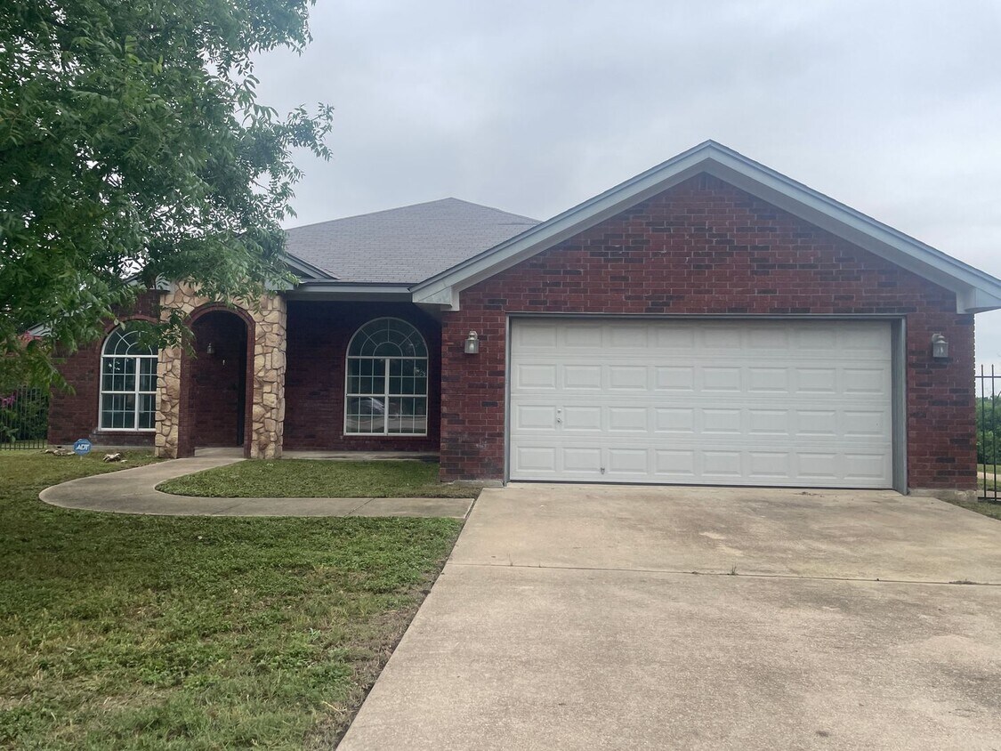 Foto principal - 4 BEDROOM, EASY COMMUTE