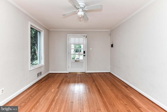 Building Photo - 419 S Barton St