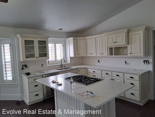 Foto del edificio - 5 br, 3 bath House - 1170 N Main St