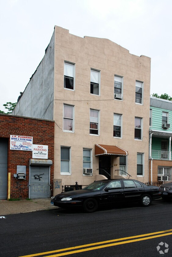 Building Photo - 219 20th St