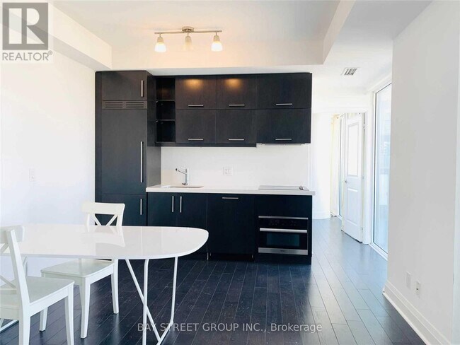 Photo du bâtiment - 1080 Bay St.