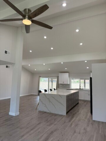 Foto del edificio - 2107 W Almond Ave