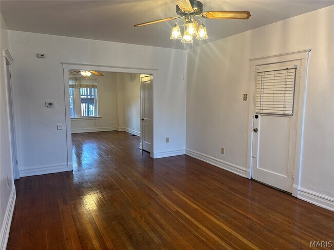 Foto del edificio - 5147 Waterman Blvd