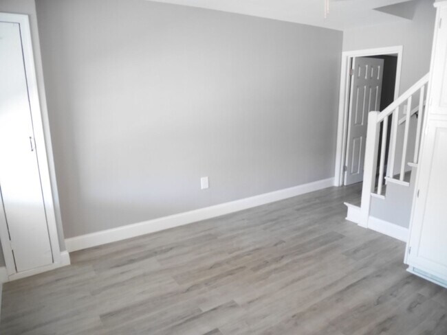 Foto del edificio - Spacious 4 Bedroom End Unit- Colgate