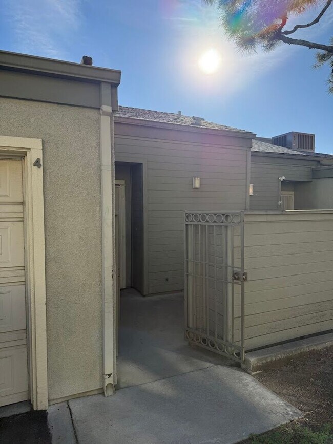 Foto del edificio - Beautiful 3 Bedroom 2 1/2 Bathroom Granada Hills Townhouse! Must See! Ready For Move-In!
