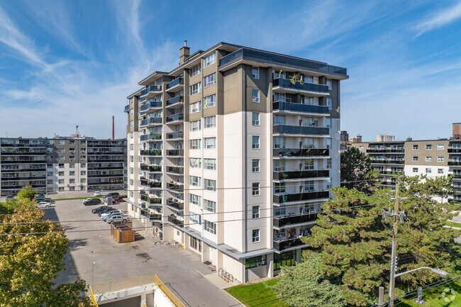 Photo du bâtiment - 4866 Bathurst Street Apartments