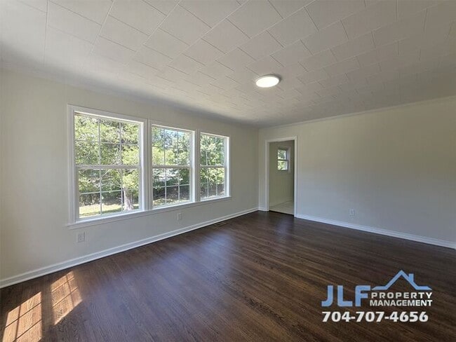 Building Photo - Fully Renovated 3 Bed/1 Bath Cottage in Wo...