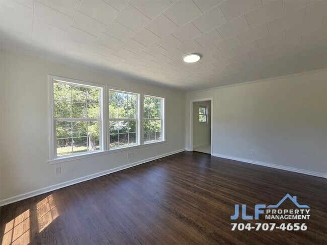 Foto del edificio - Fully Renovated 3 Bed/1 Bath Cottage in Wo...