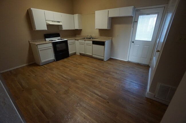 Building Photo - 2 Bed 1 Bath House, Total Electric, Yardwo...