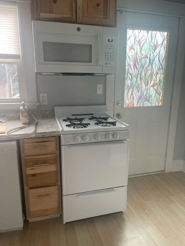 Building Photo - Updated Multi-Unit Home in Beautiful Tacoma!