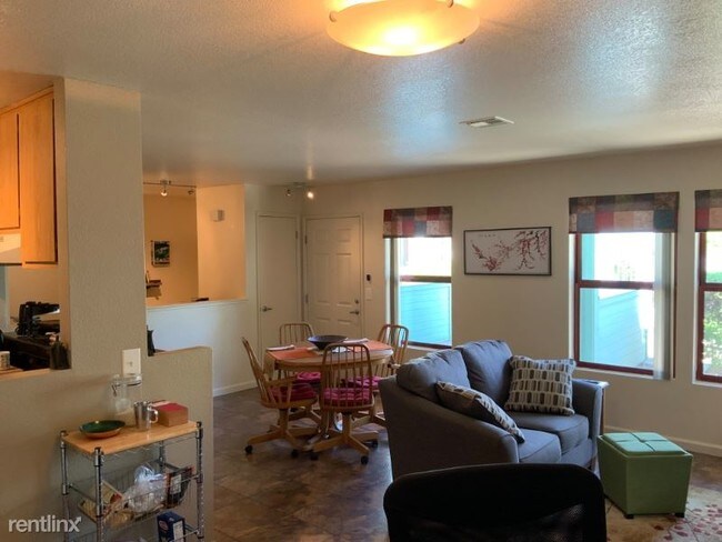 Foto del edificio - 1 br, 1 bath Apartment - 2730 Portage Bay E