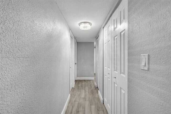 Foto del edificio - 1885 W 56th St