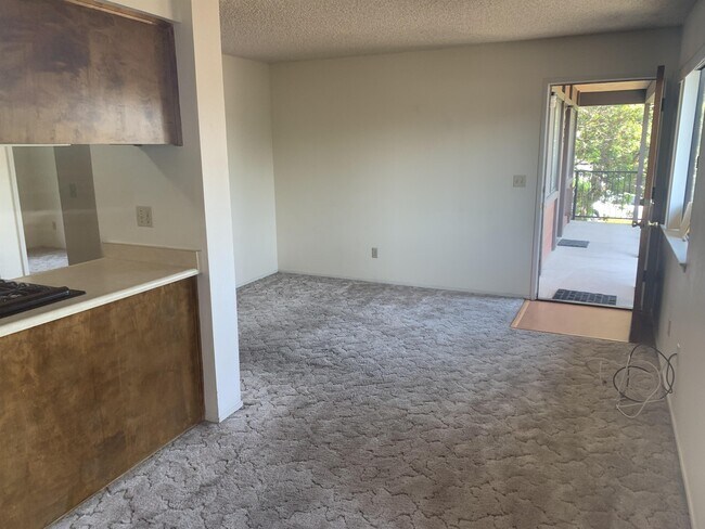 Building Photo - 1420 Woodside Dr