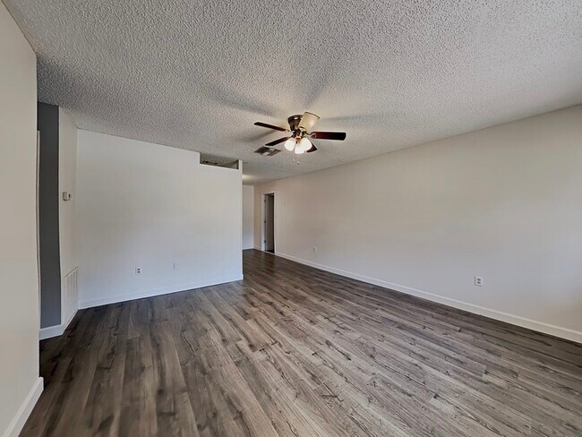 Building Photo - 935 Cedar Cir