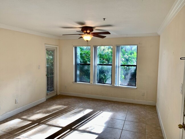 Building Photo - One bedroom one bathroom condo in Palmer R...