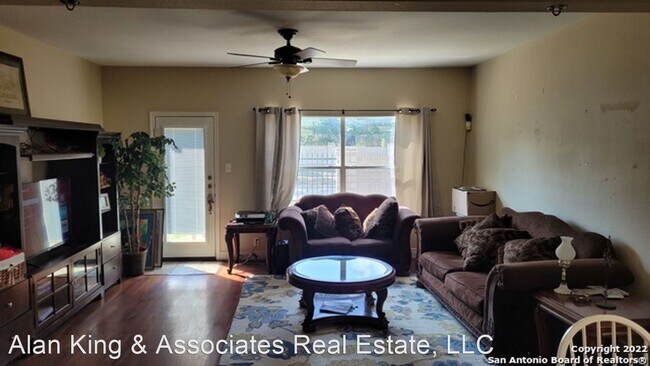 Building Photo - 4 br, 3.5 bath House - 106 Red Williow